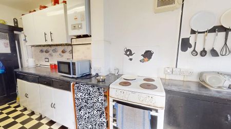 1 bedroom in a house share to rent - Photo 3