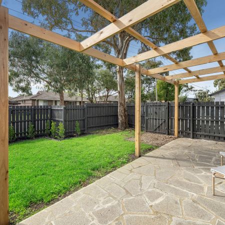 Light and bright unit with large private outdoor garden - Photo 4