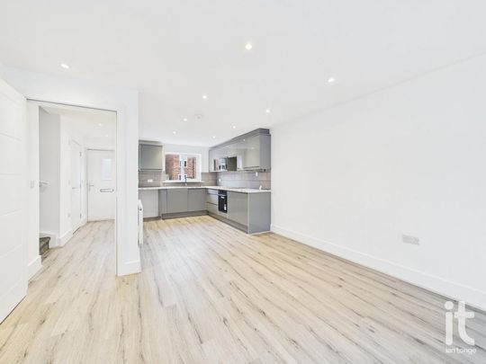 3 bedroom mews to rent - Photo 1