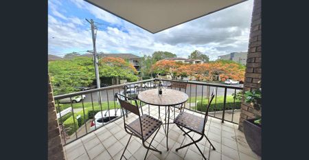 FURNISHED, RIVERSIDE AND 250M TO UQ - Photo 2