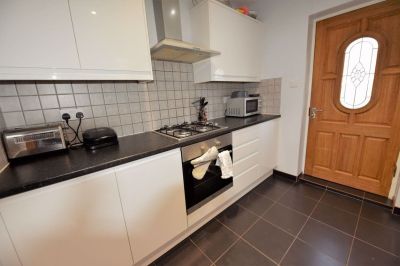 3 bedroom House in Eden Mount, Leeds - Photo 3