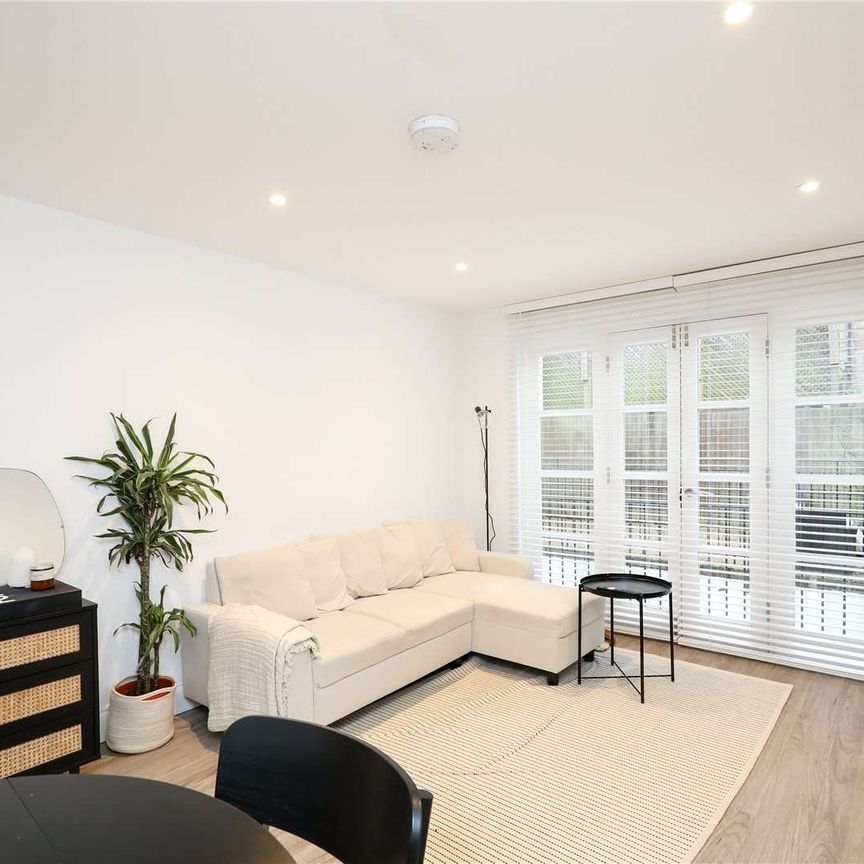A delightful one bedroom flat in the heart of Wimbledon Village. - Photo 1