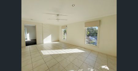 SPACIOUS MODERN TOWNHOUSE - Photo 2