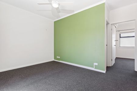 Ideal Location - Premium Lifestyle - Modern 2 Bedroom Townhouse &excl; - Photo 4