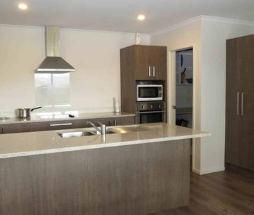 Spacious Family Home in Parkhaven - Photo 5