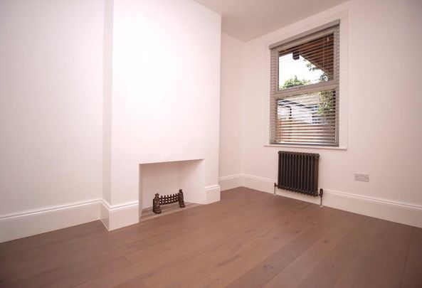 1 Bed Flat, Albert Square, E15 - Photo 1