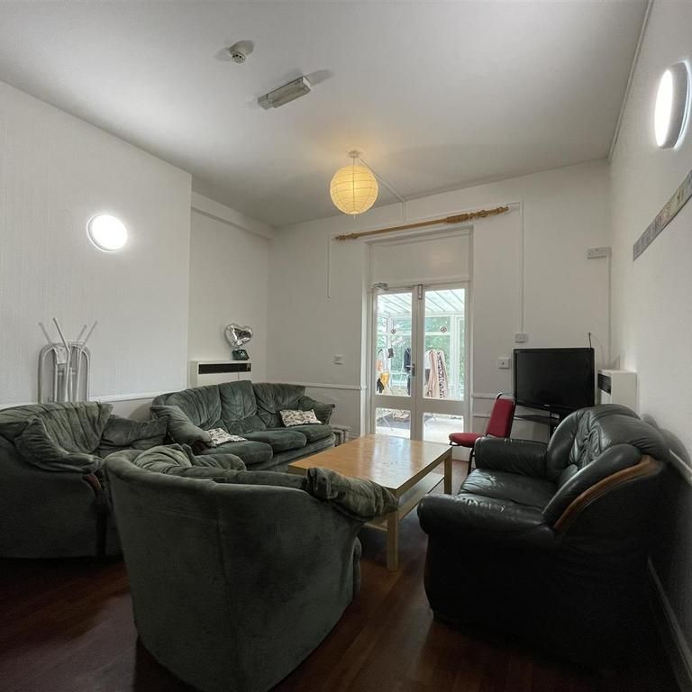 1 bedroom in a house share to rent - Photo 1