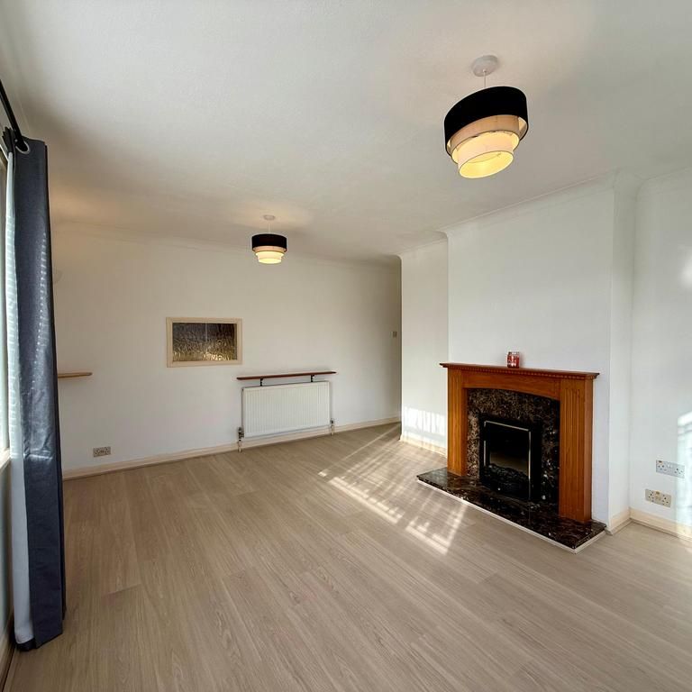 4 bedroom chalet to rent - Photo 1