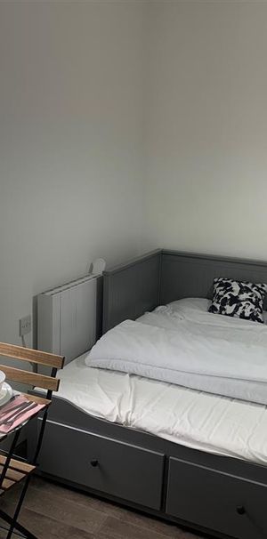 St. James's Street - Photo 1