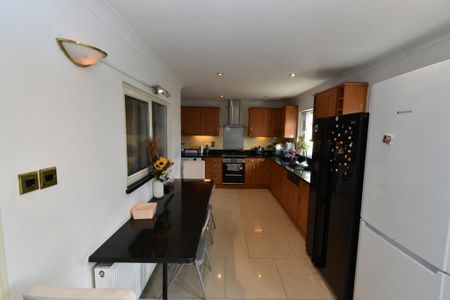 1 bedroom in a flat share to rent - Photo 3