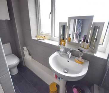 2 Bedroom End Terrace To Let - Photo 2