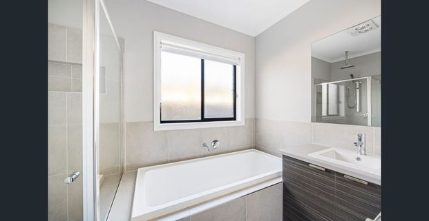 7 Zircon Street, Alfredton, Vic 3350 - Photo 1