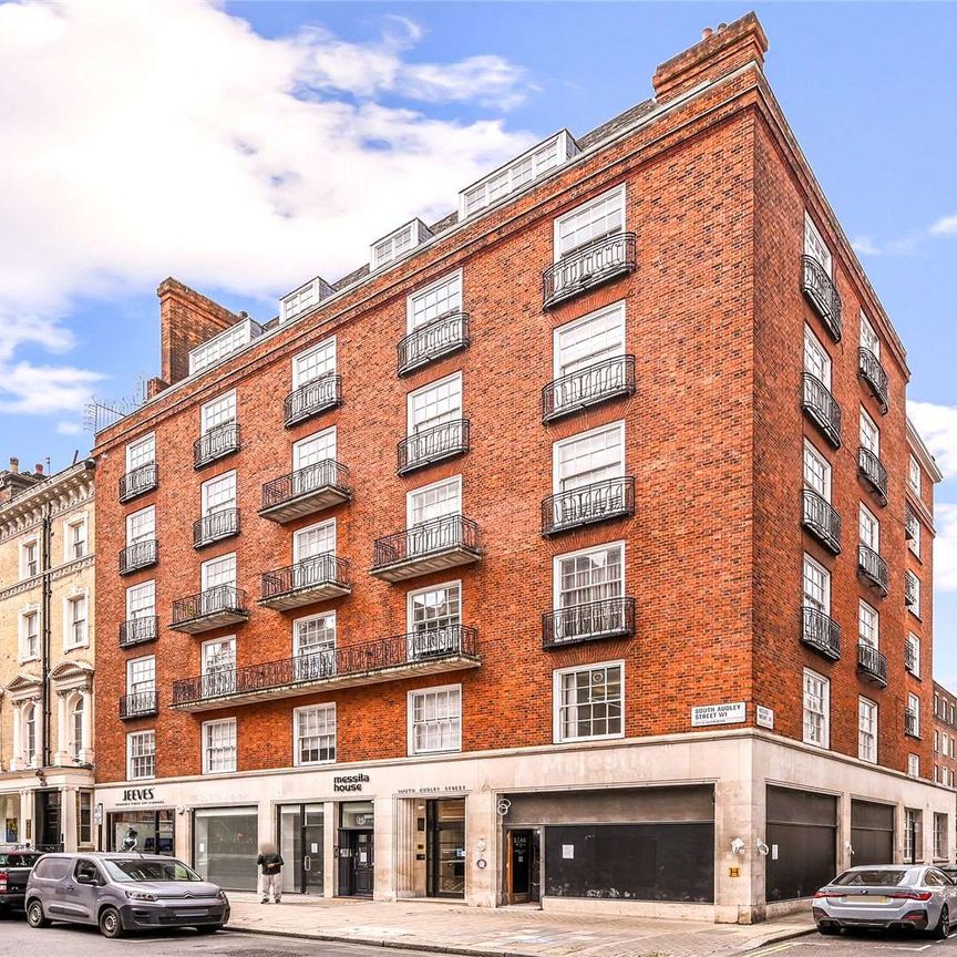 A contemporary two bedroom penthouse apartment in a desirable building with lift moments from the amenities of Mount Street. - Photo 1