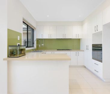 Modern Mentone Living – Stylish 3-Bedroom Townhouse at 5B Avenza St... - Photo 5