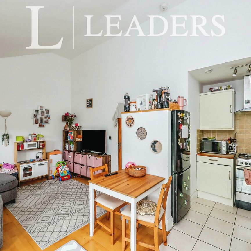 2 bedroom bungalow to rent Marine Walk, Hayling Island, PO11 - Photo 1