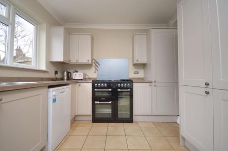 5 bedroom semi-detached house to rent - Photo 2