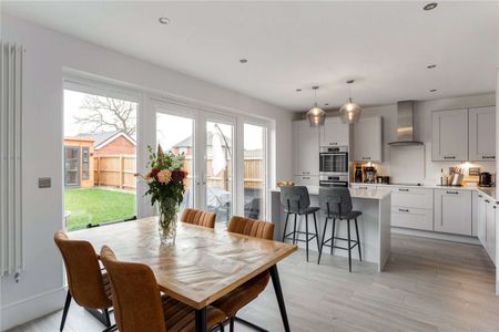 Stylish, modern Four bedroom home with upgraded specification, excellent energy efficiency, large single garage and South-facing garden - Photo 3