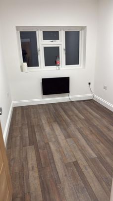 Two bedrooms two bathrooms first floor flat next to Newbury Park station- - Photo 1