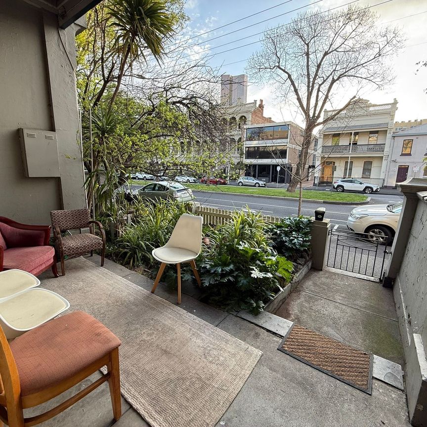 Carlton - Photo 1