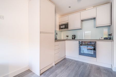 Waverley Crescent, London, SE18 - Photo 2