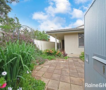 Character Home in Excellent location! - Photo 3