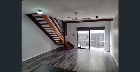 Modern two bedroom townhouse, swimming pool in the complex - Photo 4