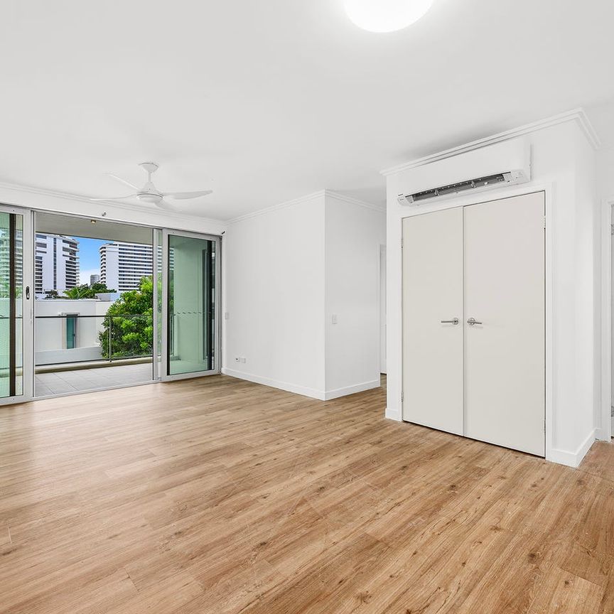 Waterfront Living in Exclusive Miami Key Enclave - Unfurnished - Photo 1