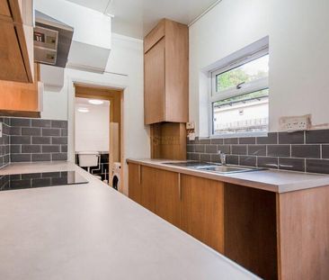 4 bedroom end of terrace house to rent - Photo 5