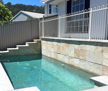 Spacious family home with pool in the heart of Elanora - Photo 6