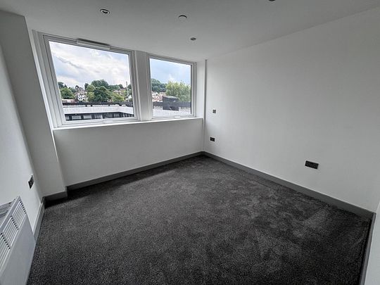 NEWLY REFURBISHED 1 BED APARTMENT - LEEDS - Photo 1