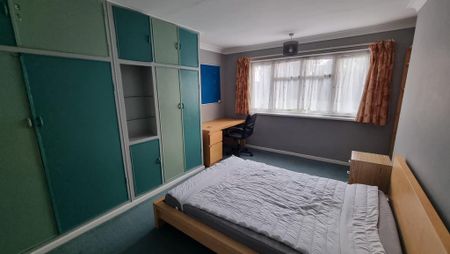 5 bedroom semi-detached house to rent - Photo 4