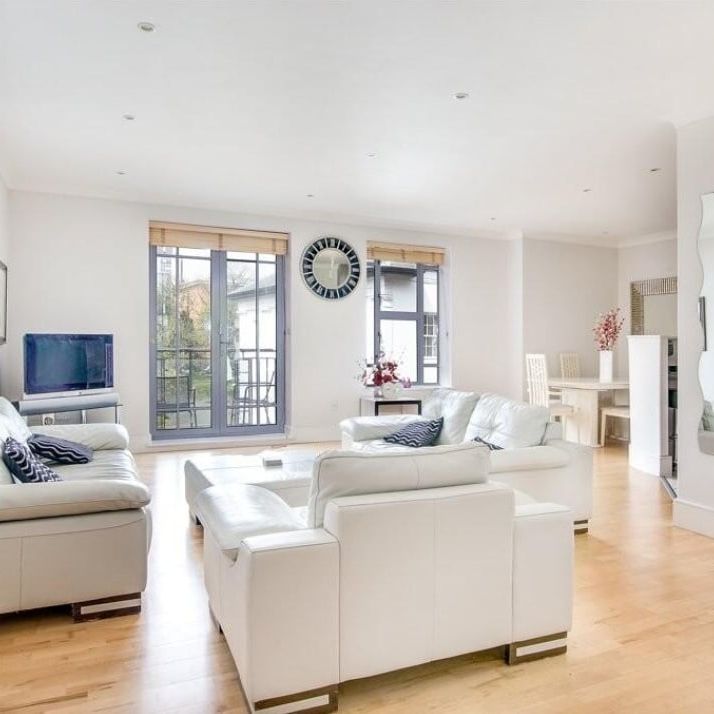 3 Bed Flat, St. James Place, B15 - Photo 1