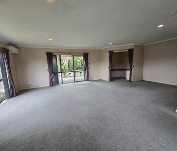 Spacious Three-Bedroom Home in Welcome Bay - Welcome Bay - Photo 2