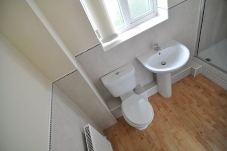 3 bed Town House - To Let - Photo 5