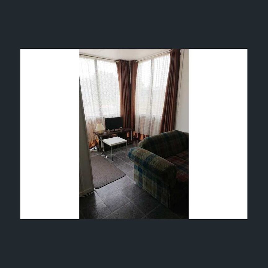 Minutes walk to the beach - Please Call (03) 6427 8886 or 0418 218 731 for inquiries - Photo 1