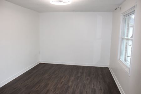 For Lease - 137 Jansen Avenue, Kitchener, Ontario - Photo 4