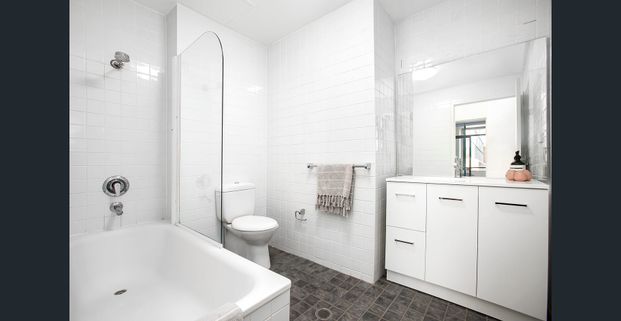 Size, light and quality in a contemporary inner-city haven - Photo 1