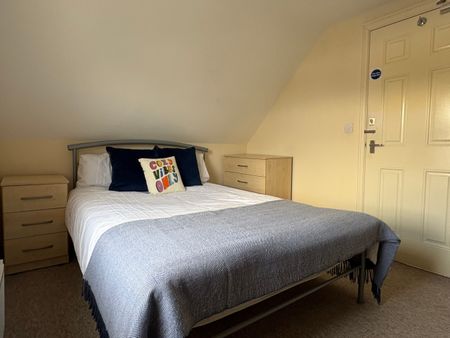 Large Social Space Close to Cribs Causeway - Photo 3