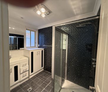 FAMILY HOME IN THE HAERT OF MACQUARIE FIELDS !! - Photo 3