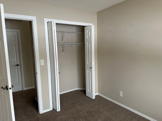 Spacious 2 Bed Apartment + Covered Parking included - Pet Friendly - Photo 1