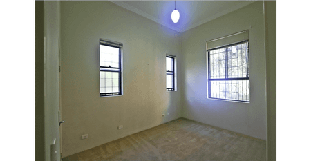 Spacious living near train station - Photo 4