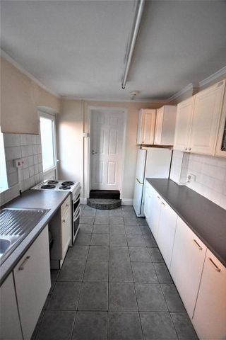 4 bedroom terraced house to rent - Photo 2