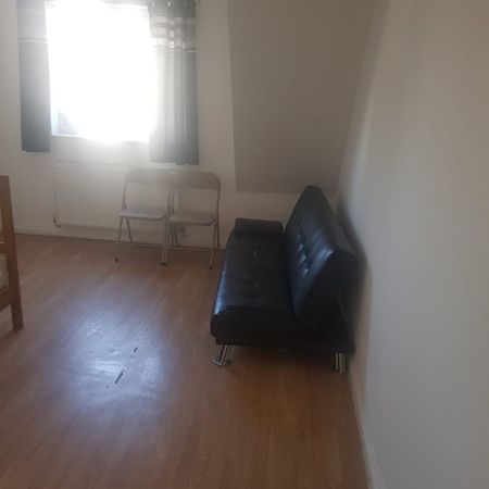 1 Bed Flat, Station Parade, IG11 - Photo 3