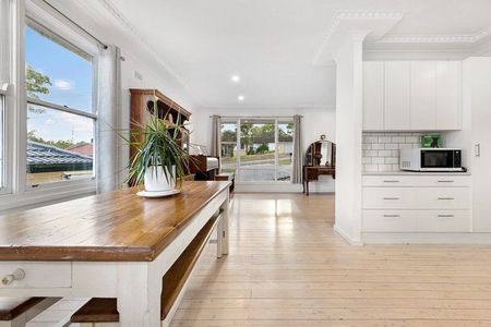 SPACIOUS 4 BEDROOM HOME IN BEAUTIFUL KILABEN BAY - Photo 2