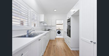 Classic Coastal Family Haven in Blue Chip Suburb - Photo 4