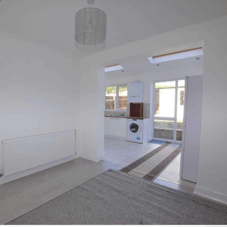 Tiverton Road, Edgware, HA8 - Photo 1