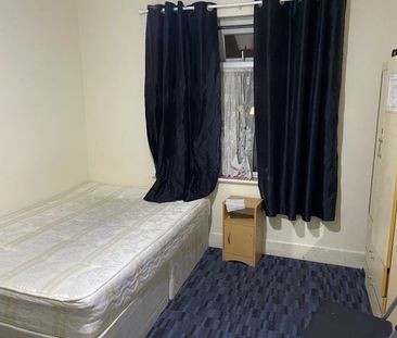 Room in a Shared House, Fawn Road, E13 - Photo 1