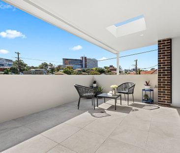 Modern Townhouse in Prime Wollongong CBD Location - Photo 1