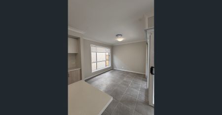 4 Bed, 2.5 Bath, 2 Living Areas, Double Car Garage. Available 19/12/2025 - Photo 3