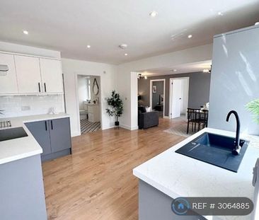 3 bedroom flat to rent - Photo 1